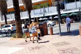 国外恶作剧：纸箱里装狗免费送人，妹子打开后吓惨了视频封面