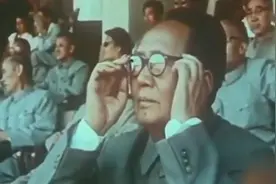 1959年新中国第一届全运会开幕，毛主席戴眼镜观看视频封面