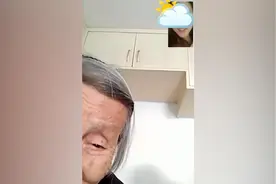 外孙女被车撞 94岁外婆想视频但手机太老不能用 最终接通两人痛哭视频封面