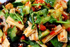 农村媳妇教你做凉拌菜，拌上木耳黄瓜腐竹就是好吃，关键是凉拌汁