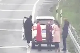 “四大美女”在高速谈笑风生，竟然还跳起舞，男司机大饱眼福了！视频封面