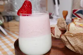 教程 ︳超简单自制饮品——双色草莓奶昔