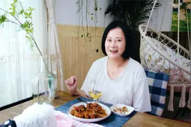 50岁阿红曾是忧郁患者，现在每天沐浴着内心的阳光，知足使人快乐