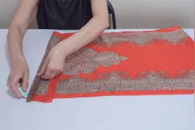 不用的长纱巾别丢！对折2次缝1根松紧带，漂亮出门实用