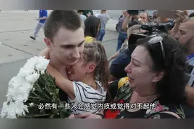 如何看待看守所里的人出来后，门口有大量的人等着接的这个现象？