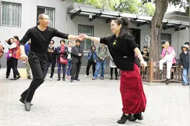 夫妻组合表演双人广场舞《情路弯弯》音乐动感，两人配合默契视频封面