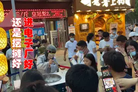 农村小伙想去郑州富士康摆摊，看着这么大的商机，卖点啥却犯了难视频封面