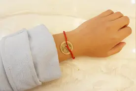 铜钱佩戴有讲究，戴错了后悔一辈子，听听农村姑娘怎么介绍！视频封面