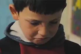 男孩每天上学都迟到，被老师打手板，看到最后泪目了！视频封面