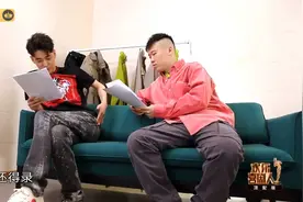 喜剧人：张云雷强忍身上的疼痛，坚持和搭档走上舞台，真是敬业视频封面