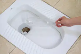 卫生间堵住了，只用一个塑料瓶就能快速疏通，不用花钱找人修视频封面