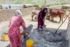 2个阿富汗姑娘挖沙子拌水泥，修复漏雨屋顶，农村生活比城市惬意