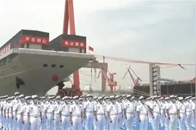 直击中国航母下水现场全过程 两侧升起绚烂烟火 香槟砸向舰艏炸裂视频封面