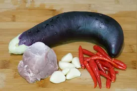 肉末茄子泥的家常做法，香辣入味，开胃爽口，看后试一试
