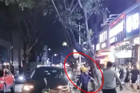 老婆在外送外卖，中途遇老公开车载女子闲逛，情绪崩溃当街砸车视频封面