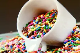 彩色糖粒碎 是怎么加工出来的？蛋糕洒 七彩米 制作流程视频封面