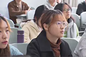 国家统计局：高等教育女性占比持续超过半数视频封面