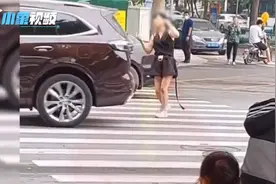 危险！石家庄女子斑马线上“翩翩起舞”，下一秒重摔倒地看呆众人视频封面