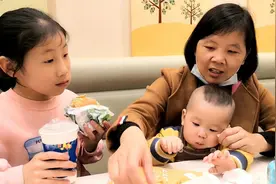 1岁4个月宝宝和姐姐吃汉堡，小家伙胃口大开吃的真过瘾，太好吃了