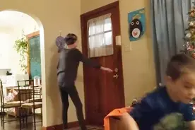 弟弟不远千里来看远嫁的姐姐，7年没见，姐姐一下子就崩溃了视频封面