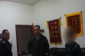 12岁男孩为找奶奶高速路上千里走单骑，热心民警及时发现助其回家视频封面