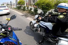 拥有一辆帅气的机车有多容易被搭讪？连城管小哥都忍不住和我搭讪视频封面