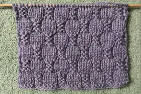 由上下针织出来的棒针花样，用粗线织外套、细线织套头毛衣很出彩