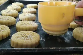 东北传统月饼制作全过程，传统五仁是那五仁，每种原料都有考究视频封面