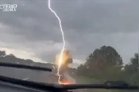实拍！美国一辆汽车被闪电击中 瞬间火花四溅视频封面