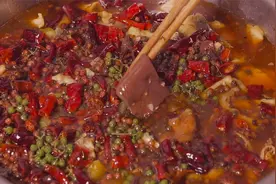 “麻辣肥肠火锅鱼”这种做法才叫爽，鱼肉鲜嫩，肥肠软烂，超好吃