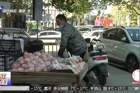 郑州脑瘫小伙卖水果7年，诚信经营获街坊点赞：大家的“楷模”视频封面