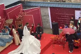 来自上天的祝福！婚礼仪式上天空突然飘雪，看到名字网友不淡定了视频封面