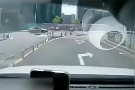 女子要求网约车逆行被拒后报警 其小区所有逆行邻居均被处理视频封面