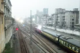 烟台-广州K1159次到达京广铁路韶关东站，前方到达终点站广州站