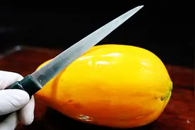 小伙应聘月薪2万的果盘师，拍了个切木瓜的视频，这刀工值了！视频封面