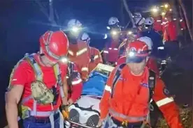 福建15名驴友被困，领队跌落悬崖大小便失禁，救援队搭人梯施救视频封面