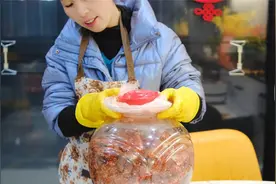 贵州苗族特色酸腌鱼，要用酒、辣椒和面粉腌制，15天后就可以出坛