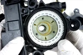 汽车玻璃升降器是如何工作的？拆开一个演示给你看它的结构和原理视频封面