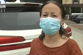 路口成垃圾临时堆放点，异味难闻居民盼其“挪窝”