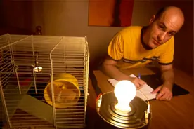 纪录片：美国抠门男子，为了节省电费，利用老鼠来发电点亮灯泡视频封面