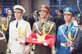 作为升旗手的拢龙太帅了！154年了，我们不能再多等一秒了！