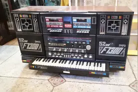 哈尔滨道台府古玩城，老式座钟真多，1机3用的收录机好稀奇