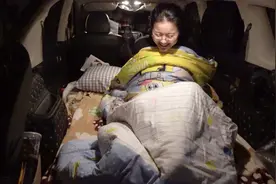 小情侣半夜赶路就睡高速服务区，后排放到就能睡，省钱又省了时间