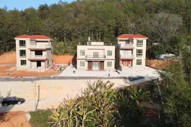 广西三兄弟在一起建房，三年后老二回来直接傻眼，没想到兄弟这样视频封面