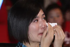 演唱会上张杰因突发状况被送去医院，谢娜在旁边痛哭，好心疼