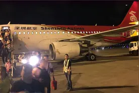 为什么聪明人都不会坐“晚班飞机”，乘客：坐一次就明白了！视频封面