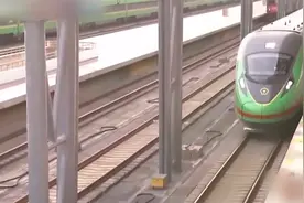 中老铁路全线开通运营 现场直击首列客运列车自昆明出发视频封面