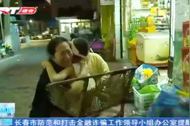 6岁男童走失，全城接力寻人，好心人帮助成功找到，母亲下跪感谢