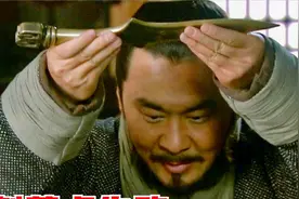 曹操行刺董卓失败，为保命献上七星宝刀