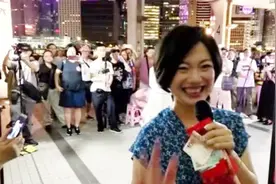 香港旺角街头歌手“小龙女”龙婷，一晚上路演收益十万港币